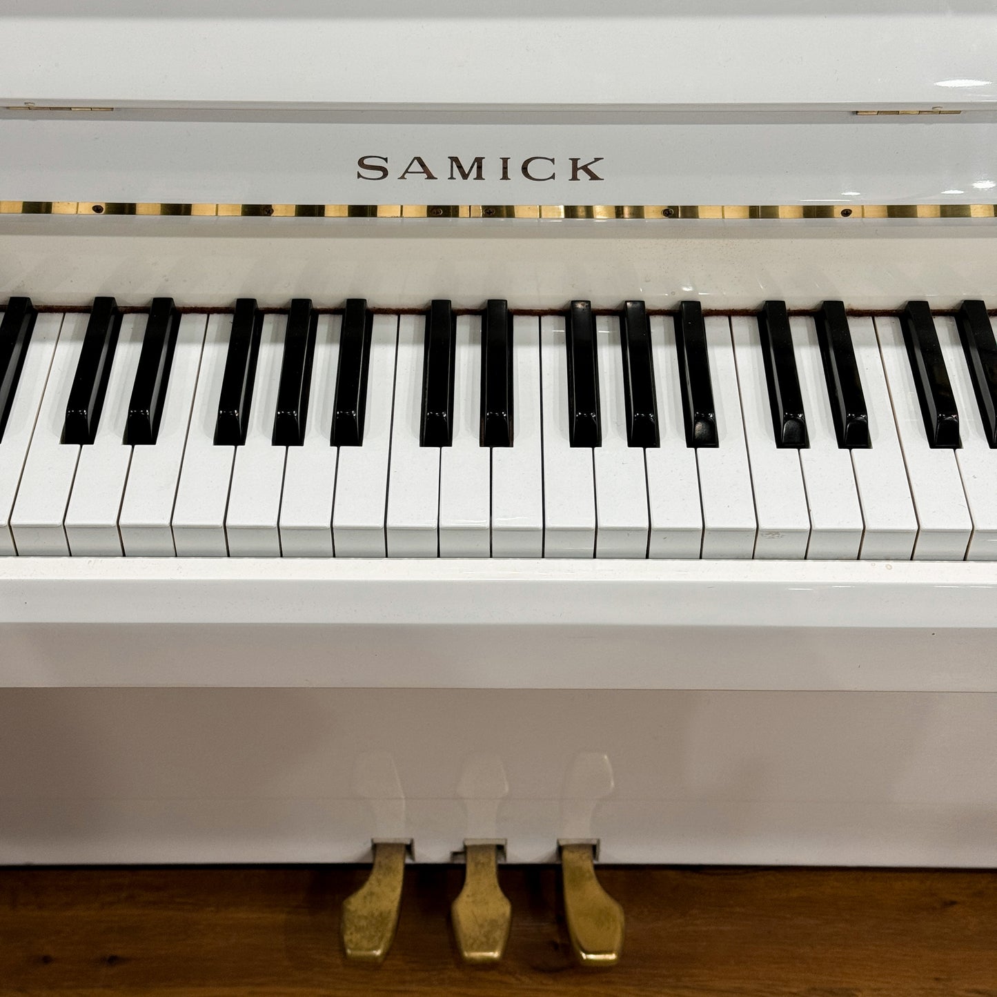 2000 Samick 107 Polished White 42" Console Piano